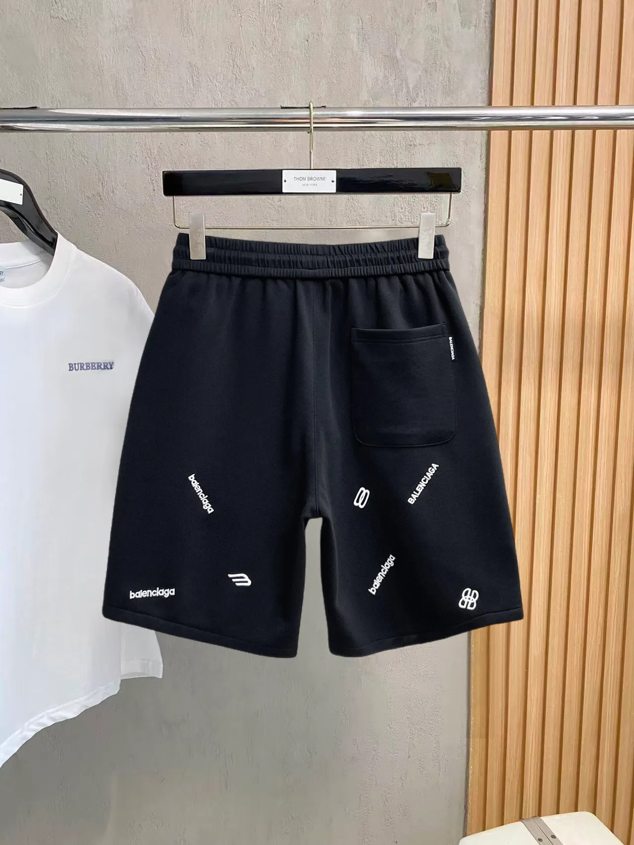 Balenciaga's three-standard complete 2026 summer New Arrival men's casual shorts, advanced custom-made Breathable fabric, Breathable fabric, extremely stretchy and comfortable, impeccable details, top-grade accessories, original logo design concept, delicate and soft feel! The upper body fit is awesome! Size: M-XXXL Please state your height and weight when ordering